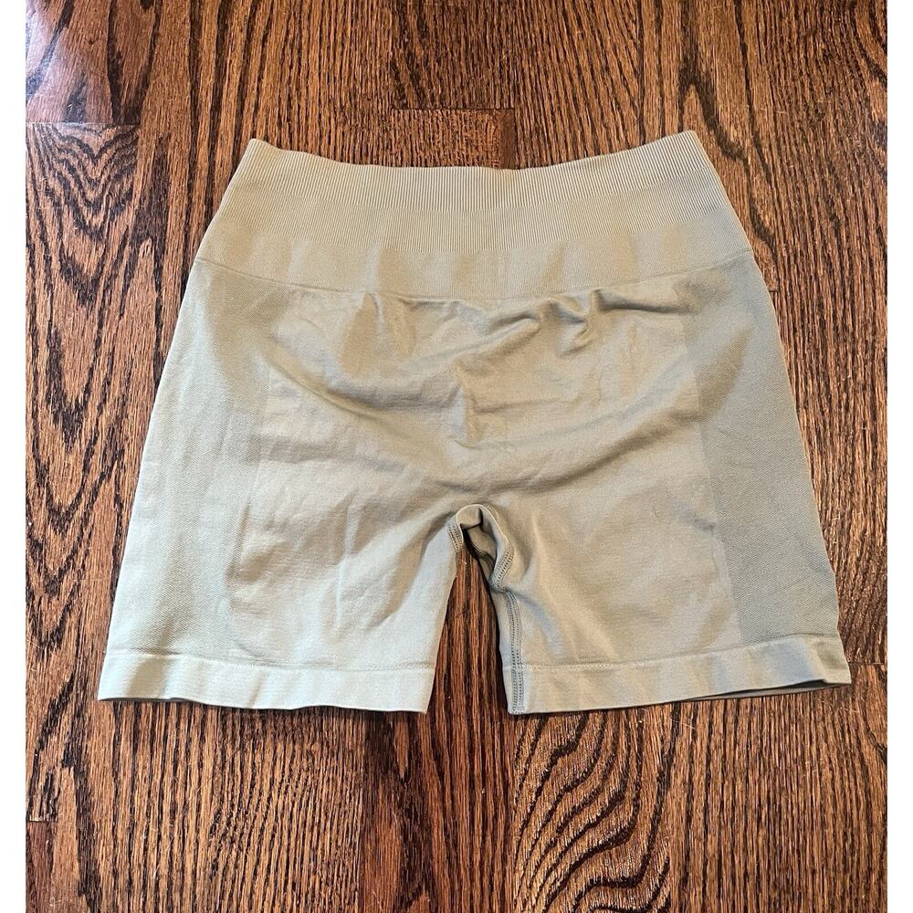 PECCHED women’s scrunch booty gym shorts Size M olive green NWOT